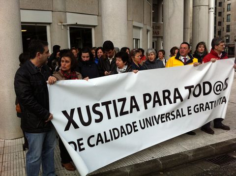 Un momento de la concentración a las puertas del edificio judicial de A Parda