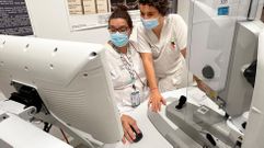 Personal de enfermera del servicio de Oftalmologa del CHUO usando un retingrafo