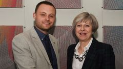 Ben Bradley, con Theresa May