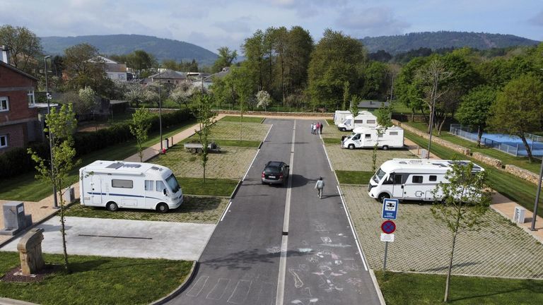 El área de autocaravanas de Baralla cuenta con 22 plazas.