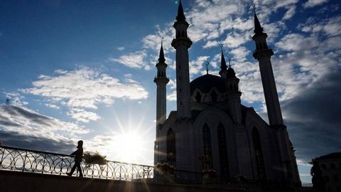 Un niño camina sale de una mezquita en Rusia. 