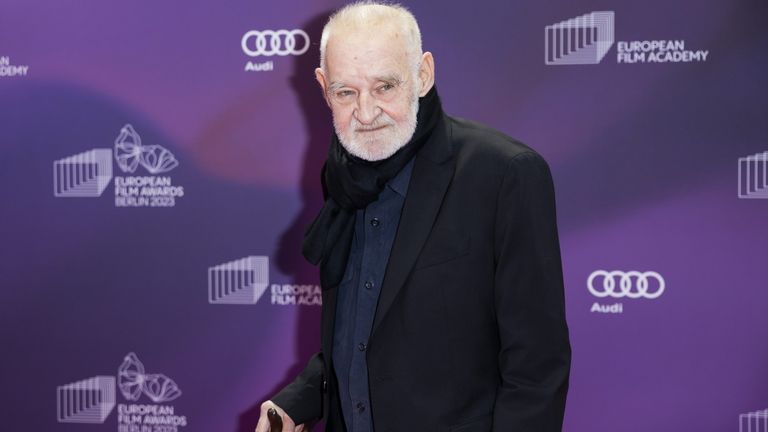 Muere Béla Tarr, uno de los directores de cine contemporáneo más importantes y colaborador del nobel Krasznahorkai