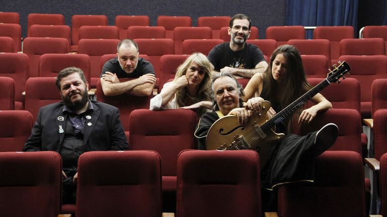 Sérgio Dias (con la guitarra) junto a la formación actual de Os Mutantes