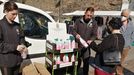 La empresa Serpa reparte trampas en el mercado semanal de Ortigueira, para que los vecinos las coloquen en sus jardines
