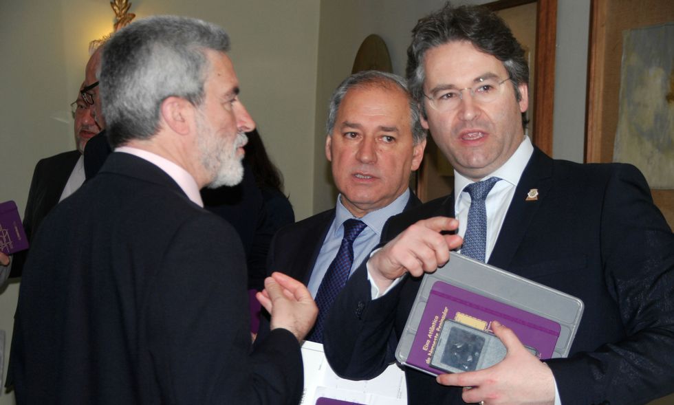 El ejemplo de Valongo. En la foto, el exalcalde Severino Rodr�guez, su sucesor Jos� Tome y el regidor municipal de Valongo, donde est� la plataforma log�stica de Oporto, charlan al terminar el foro