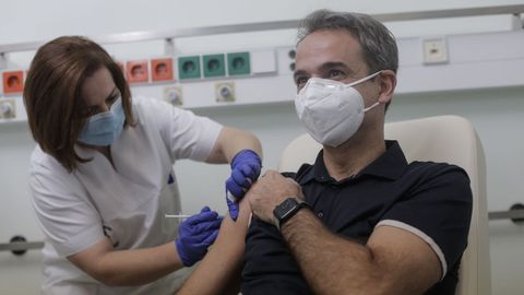 El primer ministro griego, Kyriakos Mitsotakis, recibe la vacuna
