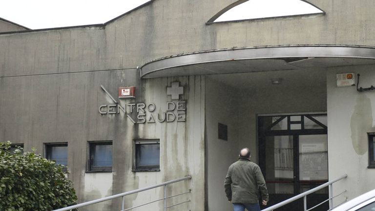 Sanidade está analizando 19 casos en Vila de Cruces para buscar contagios de sarna