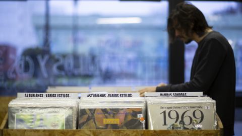 Un hombre mira los discos en la tienda de vinilos Alta Fidelidad