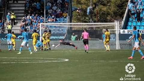 Femenas detiene un cabezazo de Goldar durante el choque ante la UD Ibiza