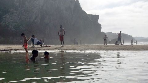 Baistas en la playa asturiana de San Martn, en Llanes