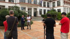 El equipo de rodaje del documental entrevista al alcalde de Monforte frente a la entrada principal del Ayuntamiento