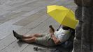 Un peregrino se resguarda del calor en Santiago