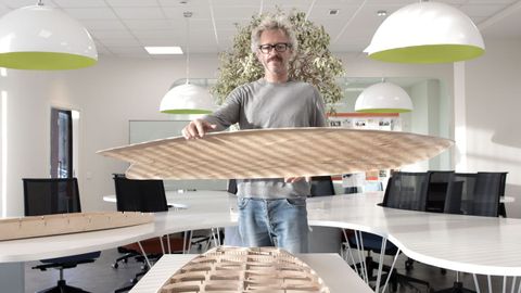 Ettore Burdese, en las instalaciones de Ertha Surfboards en Porto do Molle, en Nigrán. El exsurfista sostiene una tabla fabricada cien por cien en madera, una de las opciones que ya tienen a la venta. Ahora buscan lanzar su proyecto a nivel internacional