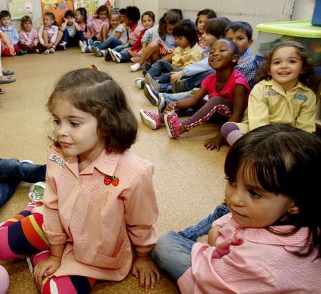 Arcadio Ares cuenta como rescata a un conductor que cay� en el r�o
.Alumnos del colegio Vista Alegre de Burela.