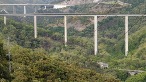 Tres puentes con historia en Becerreá. Al fondo, se puede ver el puente de la autovía que se inauguró en el 2001; en el centro el puente de Cruzul de la N-VI que se levantó en 1987; y en primer término el puente de estilo neoclásico, construido por el arquitecto francés Carlos Lemaur en 1775 para el Camino Real. óscar cela.
