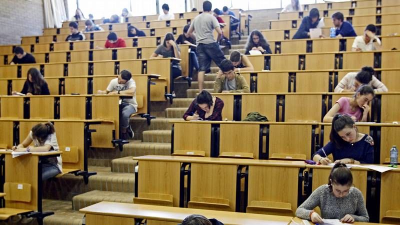 Los ni�os, disfrutando de las piscinas del Aquapark cercedense en la fiesta de clausura de Ecovoz celebrada el a�o pasado. 