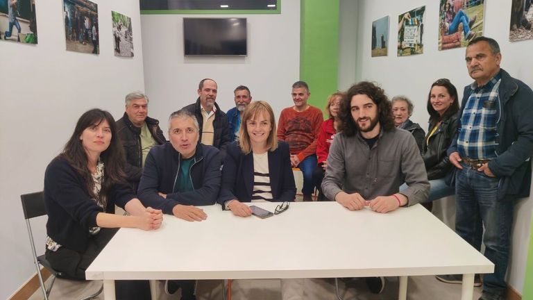Covadonga Tomé junto al grupo de afines que le acompaña en el encierro