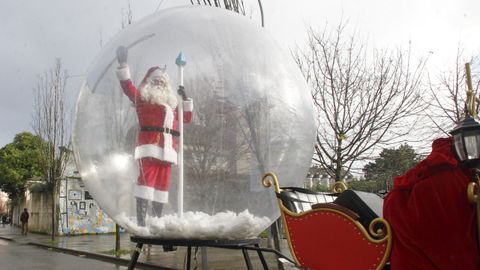 Pap Noel recorri las calles de Ferrol dentro de una burbuja, el ao pasado