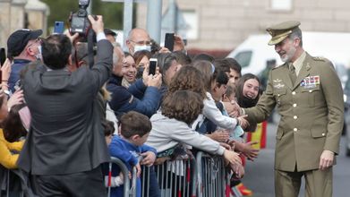 El rey Felipe VI se dio un baño de masas a su llegada a Sarria.
