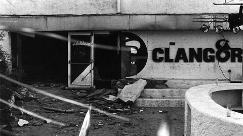 El 11 de octubre de 1990 el Exrcito Guerrilheiro destroz la emblemtica discoteca compostelana Clangor. Fue su atentado ms sangriento: murieron tres personas, una estudiante y dos terroristas.