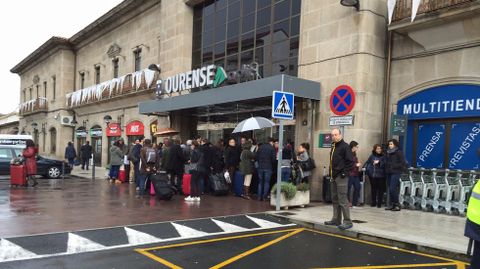 Espera en la estacin de tren de Ourense tras el desprendimiento ocurrido en A Gudia sobre las vas del tren. 