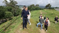 Fernndez Lores y otros integrantes de su candidatura, sobre el terreno en el que plantea la construccin de un auditorio al aire libre en Monte Porreiro