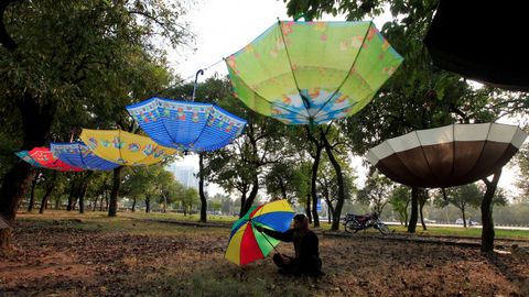 Varios paraguas forman una curiosa performance en Pakistn.