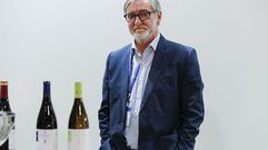 Alfredo Vzquez, gerente de Vinos Barco, con varias botellas de vino de la bodega