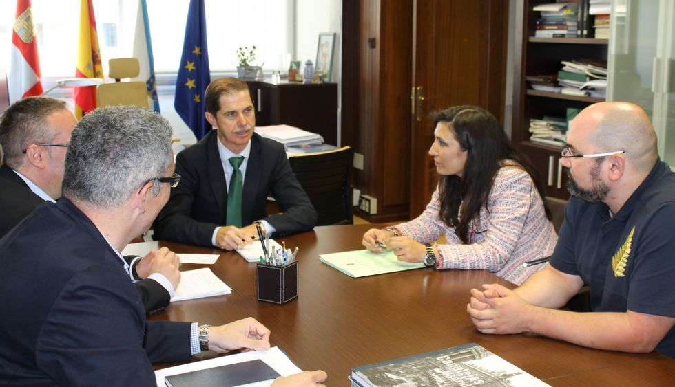 Pilar L�pez y Efr�n Castro se reunieron en Ourense con el presidente de la CHN MI�o Sil, Francisco Mar�n.