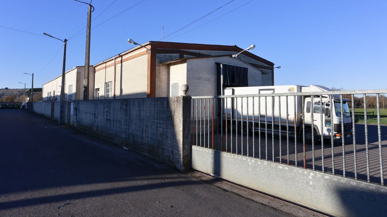 Subasta de�15 novillas de rubia gallega en Adai, O Corgo.Vista exterior del matadero, que en los �ltimos a�os est� envuelto en pol�micas