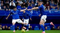 Fede Vias controla un baln durante el Real Oviedo-Mallorca