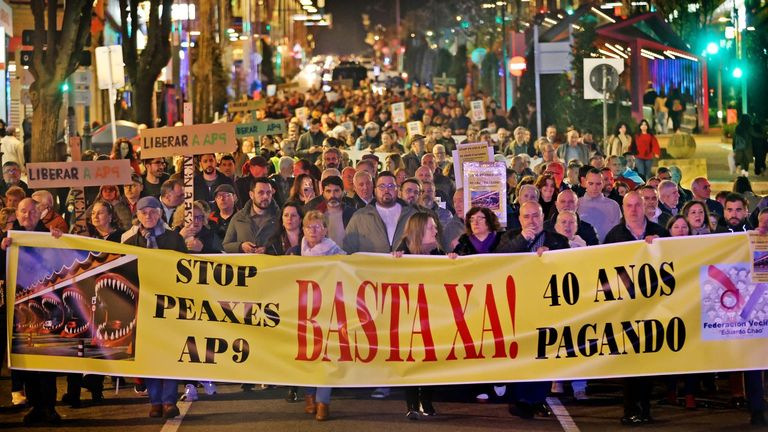 Cientos de vecinos protestan en Vigo por 40 años de peajes en la AP-9