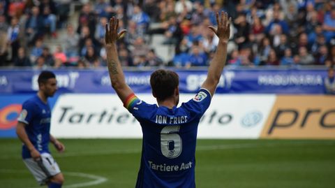 Erice portando el brazalete en contra de la homofobia