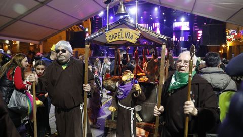Desfile del viernes de carnaval en Ourense con entroidos tradicionales: Frei Canedo.