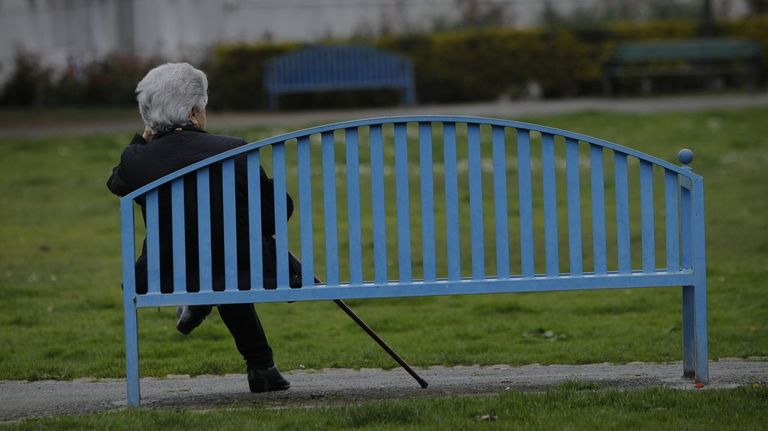 Una persona mayor, en un parque.