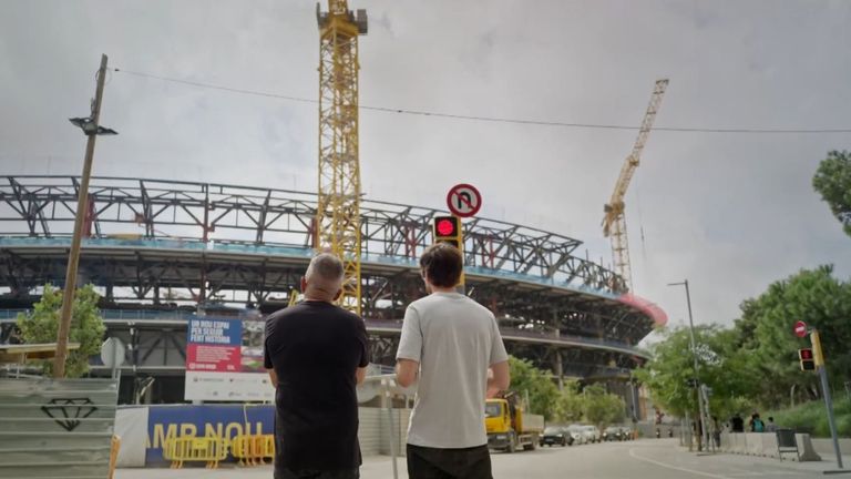 Buenafuente se burla del retraso del Camp Nou para anunciar la fecha de estreno de «Futuro Imperfecto»: «Nosotros sí que llegamos»