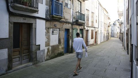 En la calle Luis Trelles, en el centro de Viveiro, abundan las «casas remo»