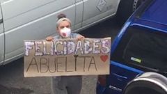 Captura del v�deo donde la nieta felicita a su abuela con una pancarta desde la calle