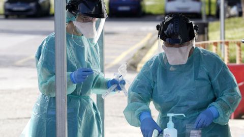 Personal del hospital comarcal provisto de equipos de proteccin para las pruebas que se realizan en el exterior del centro
