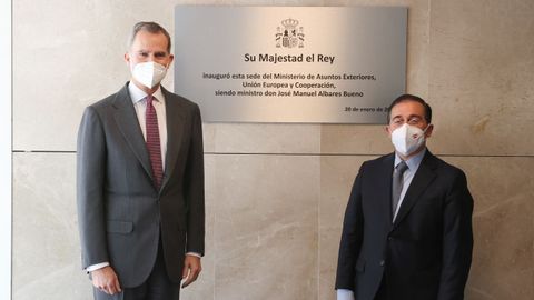 El rey Felipe VI y el ministro de Asuntos Exteriores, Jos Manuel Albares, hoy junto a la placa conmemorativa de la inauguracin de la nueva sede del Ministerio de Exteriores.