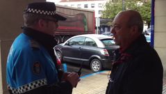 Un polic�a local explica el funcionamiento del nuevo p�rking expr�s de O Burgo