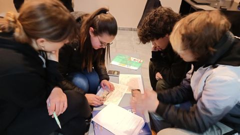 Un grupo de estudiantes realizando una de las pruebas de la Olimpiada Geológica