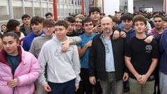Alumnos del IES A Pobra despiden a Ángel Vidal, el profesor de Matemáticas e impulsor del programa Erasmus que se jubila después de 33 años en el instituto