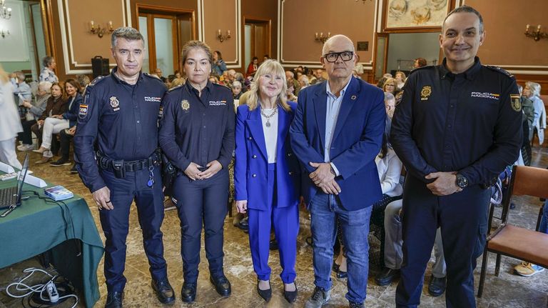 La Policía Nacional advierte a los mayores de Ourense: «¿Enviar la foto del DNI a color? ¡Ni al notario!»