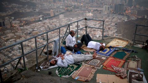 Peregrinos musulmanes visitan el Monte Al-Noor en Arabia Saud
