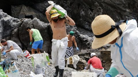 El vertido de fuel del Oleg Naydenov se extiende por la costa suroeste de Gran Canaria. Grupos de voluntarios en tareas de limpieza, Playa de La Cantera (Mogan). 