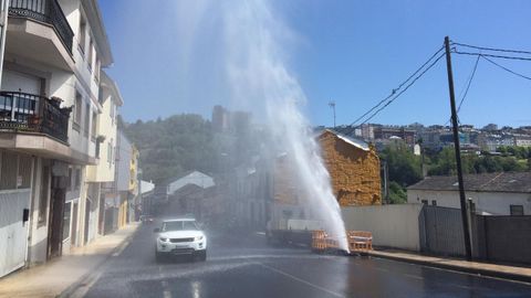 Fuga de agua ayer en la carretera de Santiago en Lugo
