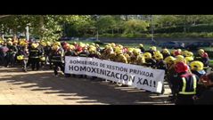 Concentraci�n de los bomberos ante la Direcci�n Xeral de Emerxencias en Santiago