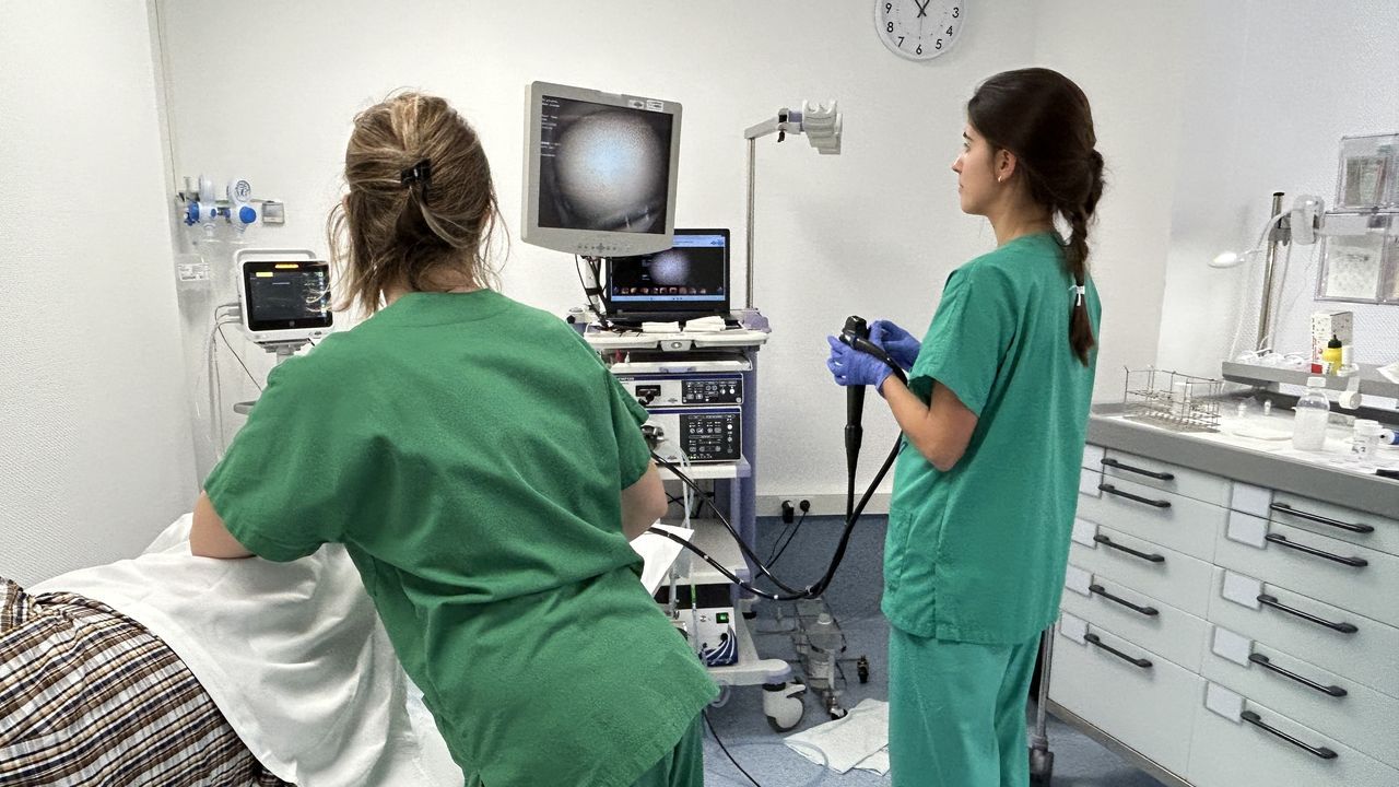 Em la imagen, profesionales del CHUF realizan una prueba en la nueva sala de Digestivo