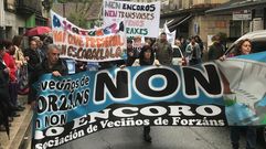 Pancartas contra el nuevo embalse en el Oitavn, en la manifestacin celebrada este sbado en Ponte Caldelas